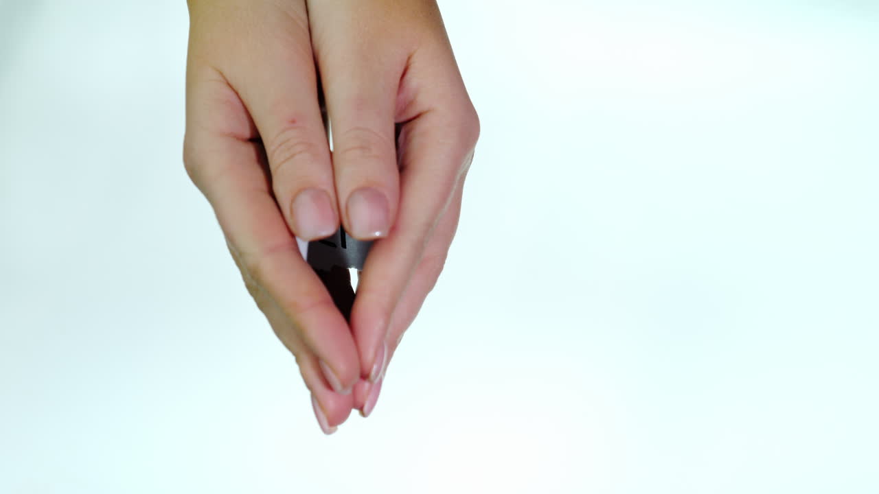 흰색 배경에 여성의 손에 도움을 요청하는 메모