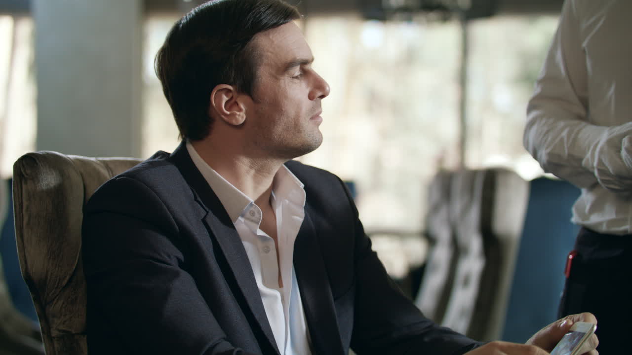 hombre de negocios pagando con su teléfono inteligente la factura del restaurante. teléfono móvil para pagar la cafetería