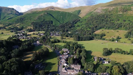 aéreo, drone, videograsmere village, ciudad en el parque nacional del distrito de los lagos de cumbrian, inglaterra, reino unido, en un hermoso día soleado