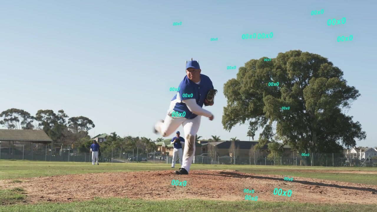 Lanciatore che regola la presa e lancia la palla su un campo da baseball per il riscaldamento, con testo HUD verde che scorre
