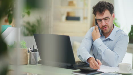 hombre ocupado hablando por teléfono y enviando correos electrónicos