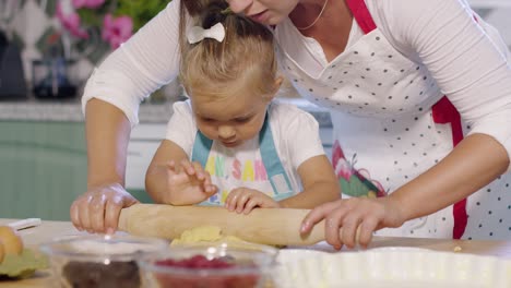 Mutter-Rollt-Mit-Einem-Kleinen-Helfer-Gebäck-Aus