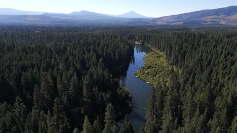 Kayaking-the-beautiful-clear-waters-of-Southern-Oregon