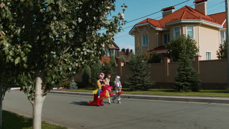 niños en halloween