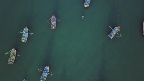 Vista-Superior-Volando-Bajo-Sobre-Barcos-De-Pescadores