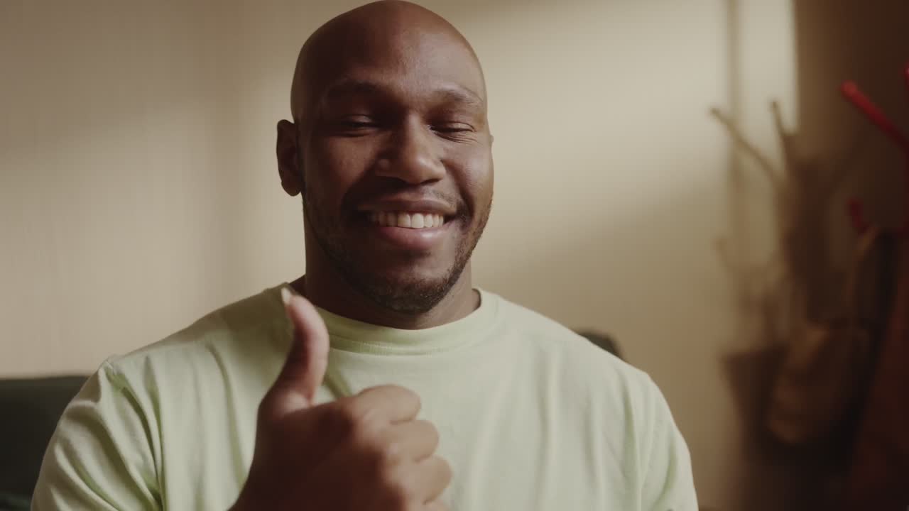 hombre feliz dando pulgares hacia arriba