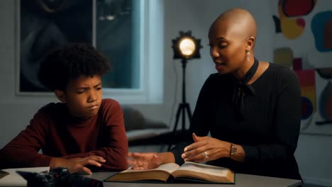 student en leraar bespreken een boek