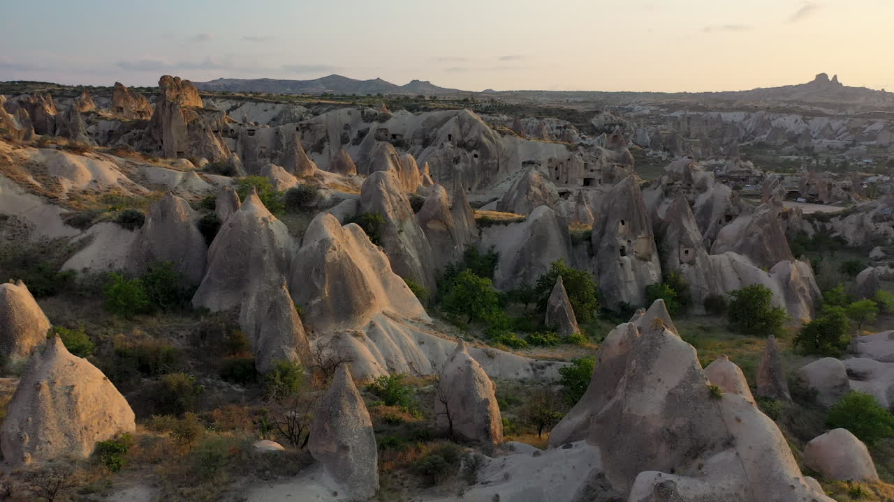 터키 카파도키아의 요정 굴뚝과 바위를 통과하는 서사시 영화 드론 샷