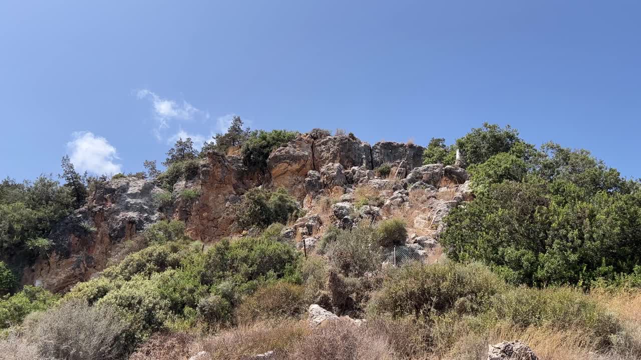 paisaje del norte de chipre con un cielo azul despejado