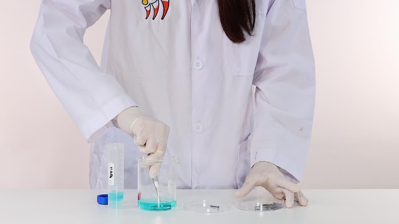 demostrando la reacción química con sulfato de cobre y hierro