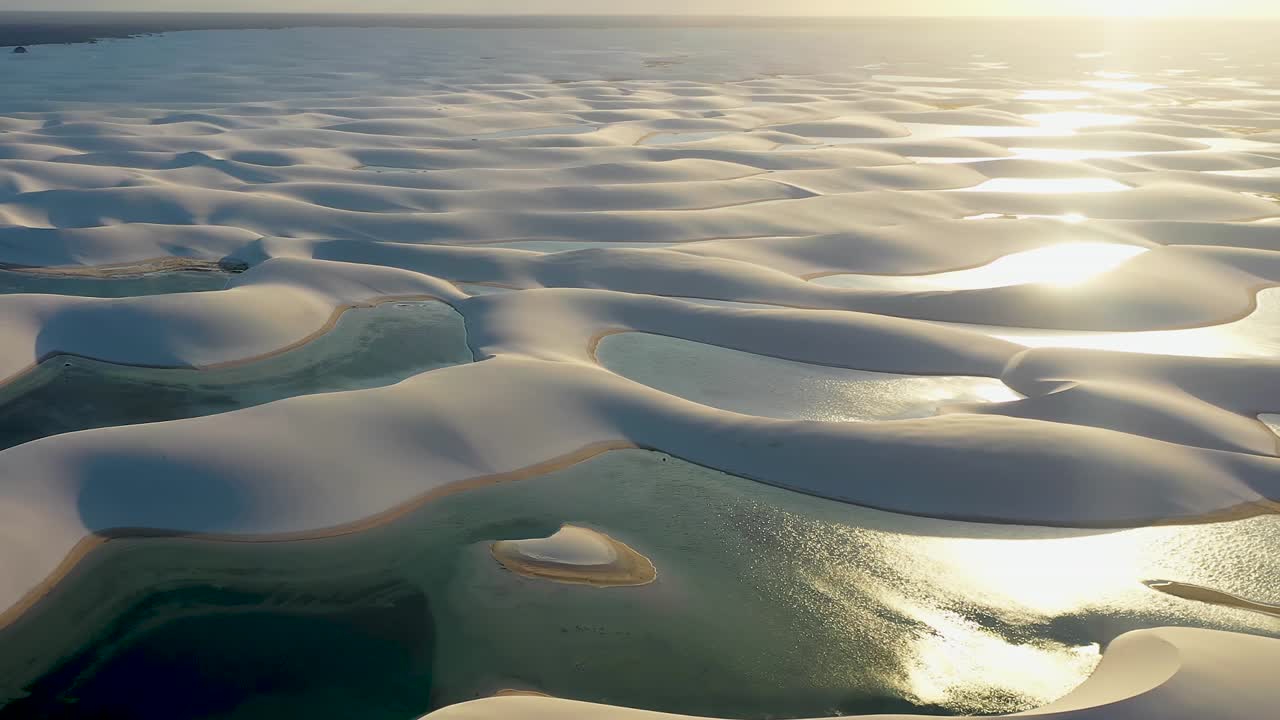 paisaje de olas paradisíacas de lagos de agua de lluvia y dunas de arena del parque nacional lencois maranhenses brasil