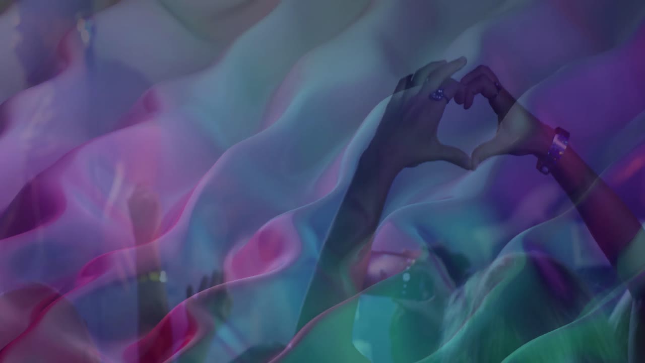 Forme liquide in movimento su persone che ballano a un concerto