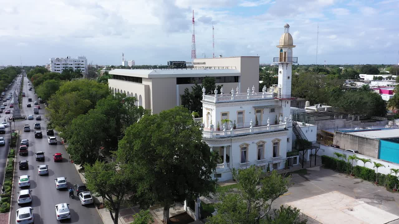 empuje de acercamiento aéreo a la mansión el minarete en el paseo de montejo en mérida, yucatán, méxico