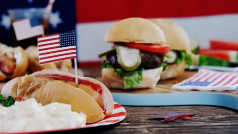 perro caliente y hamburguesa servidos en la mesa con tema del 4 de julio