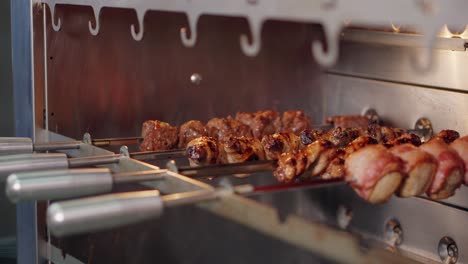 pinzas de carne a la parrilla cocinando en una rostera