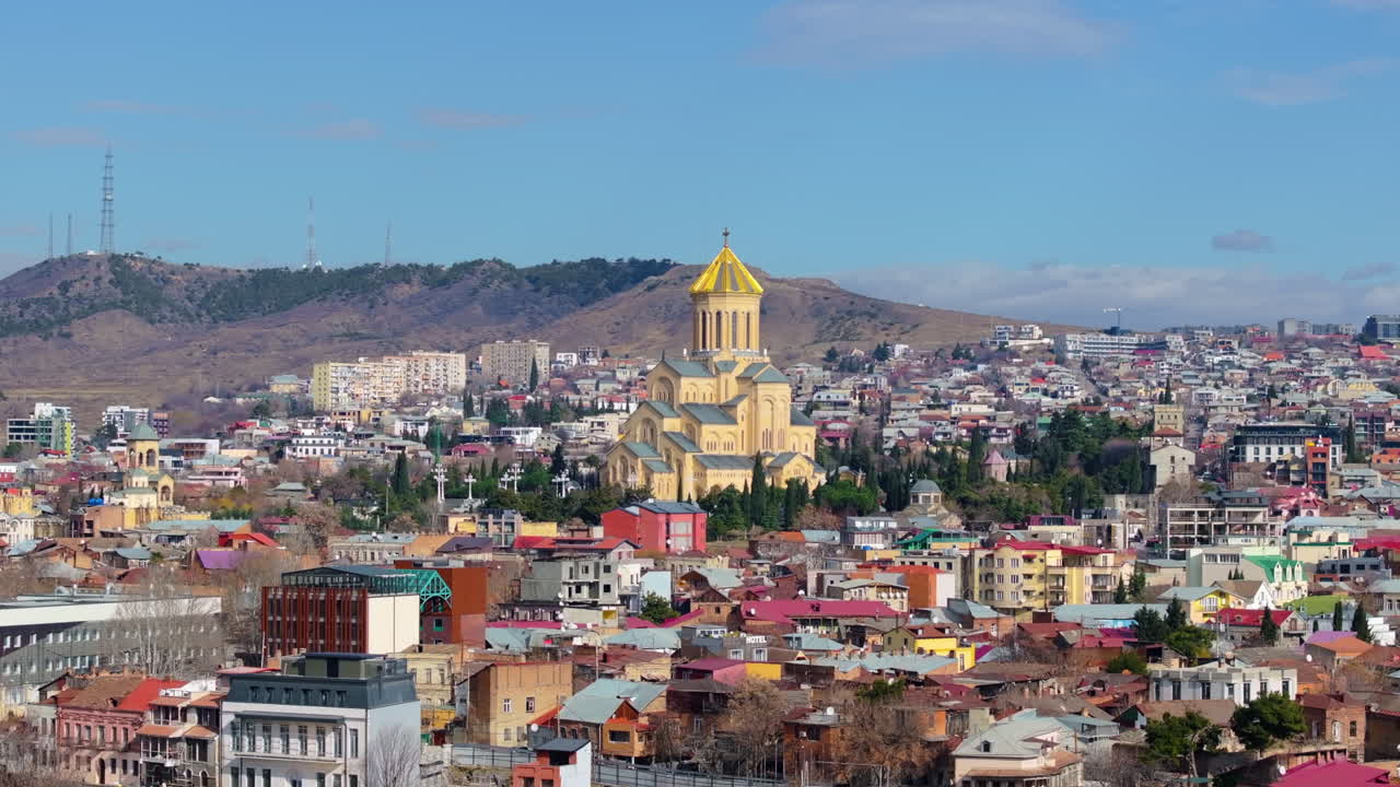 4K letecké záběry dronem katedrály Nejsvětější Trojice v Tbilisi, jedné z největších pravoslavných katedrál na světě, Gruzie._010