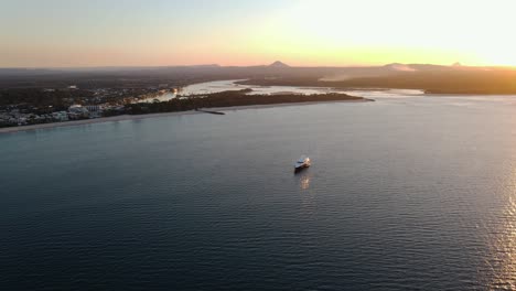 Menschen,-Die-Sich-Auf-Einer-Yacht-Auf-Den-Wellen-Der-Sonnenscheinküste-Entspannen---Noosa-Nationalpark-Qld-Australien