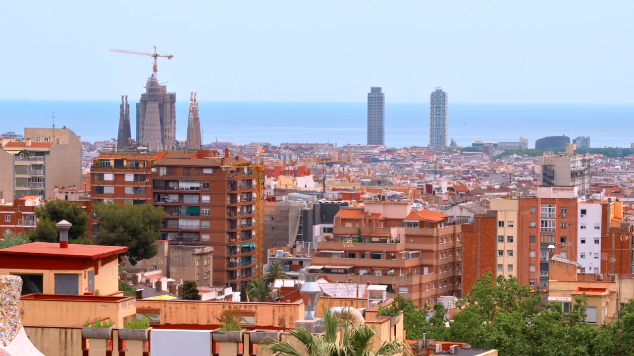 Barcellona, Spagna - 26 agosto 2022: Elementi architettonici nel Park Güell situato sul Turó del Carmel