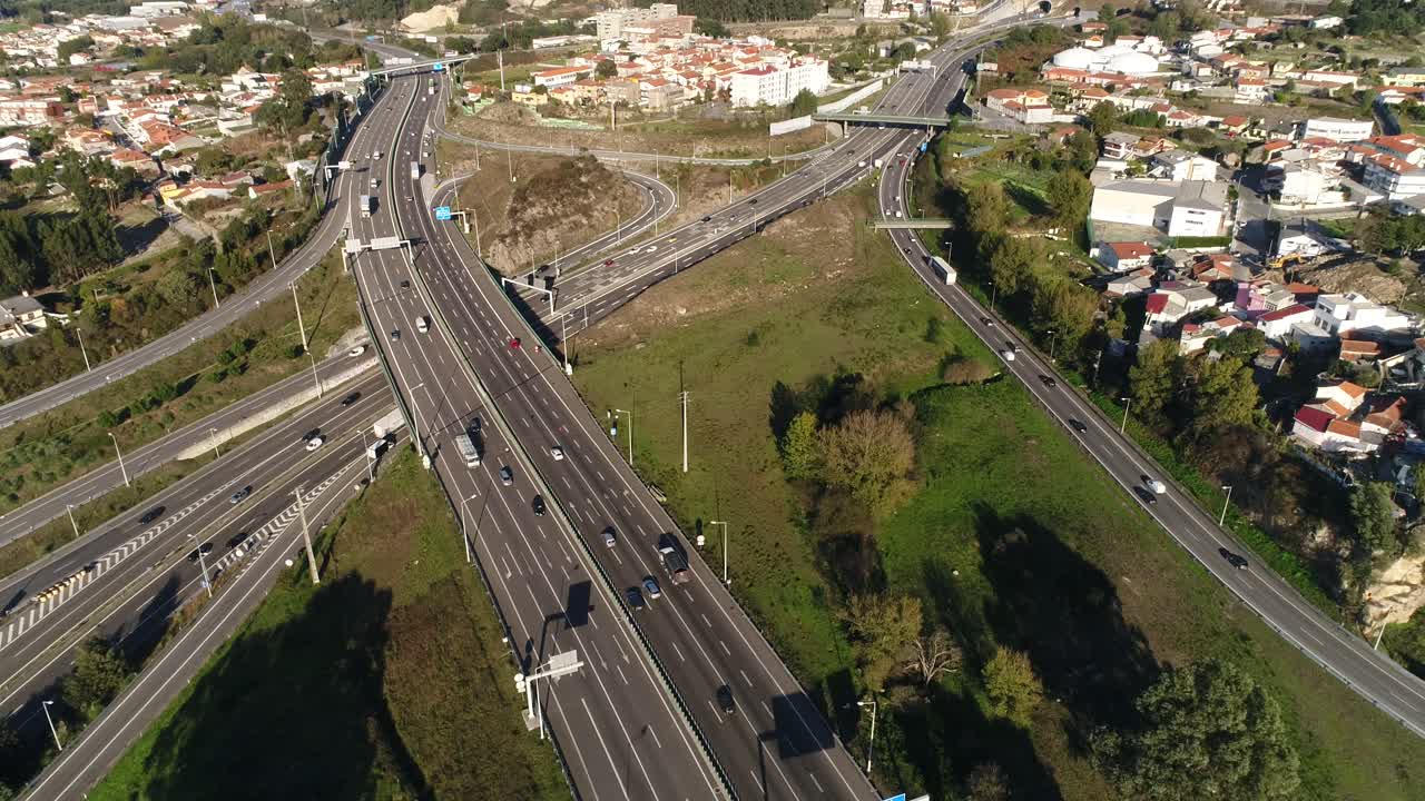 vista aérea del tráfico en una autopista en europa