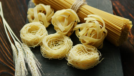 Uncooked-spaghetti-and-wheat