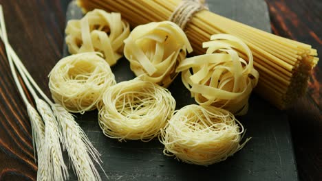 Uncooked-spaghetti-and-wheat