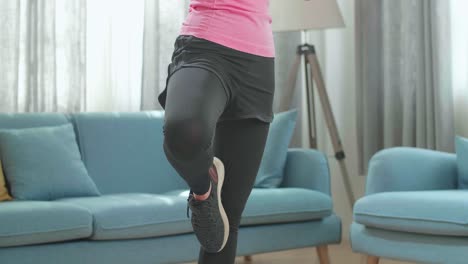 mujer practicando yoga en casa