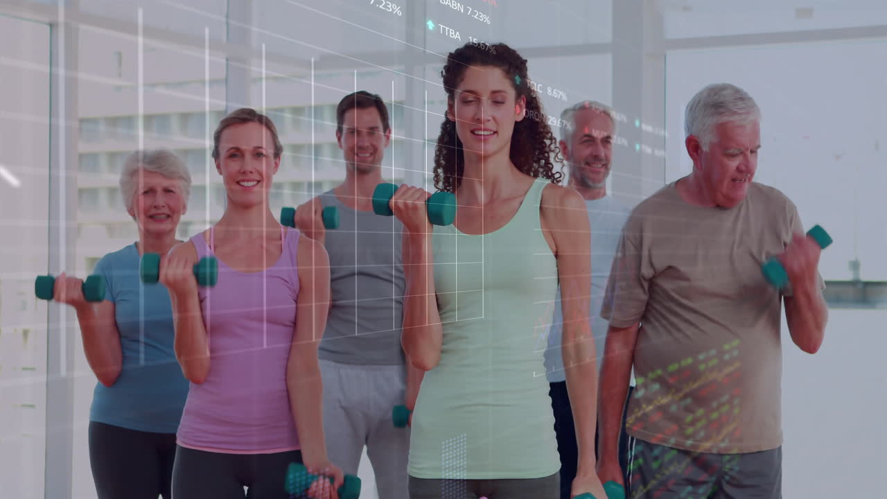 Gruppo di partecipanti al fitness che sollevano manubri in studio, mostrando una sovrapposizione animata di grafici dati.