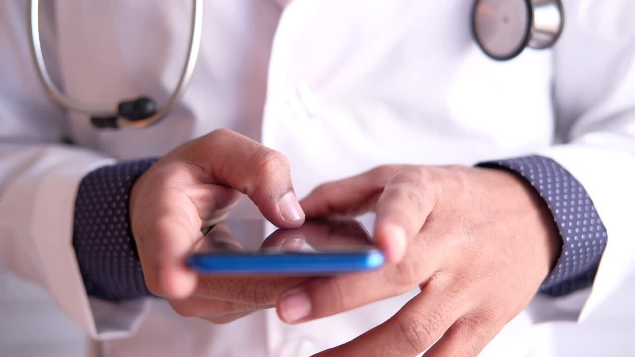 médico que utiliza un teléfono inteligente