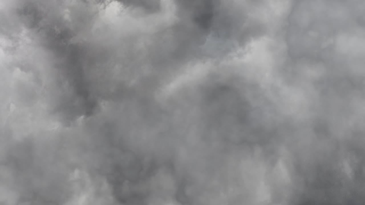 어두운 하늘 배경 에 있는 천둥 폭풍 의 모습