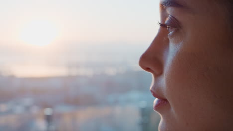 Hermosa-Mujer-De-Negocios-Mirando-Por-La-Ventana-Contemplando-Un-Estilo-De-Vida-Exitoso-Planificando-Con-Anticipación-Disfrutando-De-La-Vista-De-La-Ciudad-Desde-El-ático-Al-Atardecer