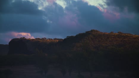 Schöner-Zeitraffer-Von-Wolken,-Die-Sich-über-Eine-Bucht-In-Molokai-Hawaii-Bewegen-1