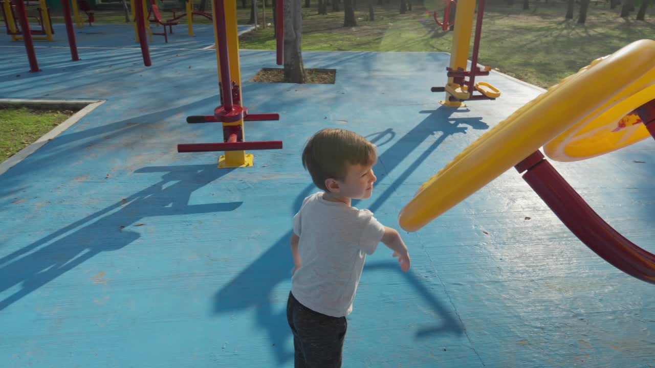 un niño pequeño jugando con equipos de ejercicio
