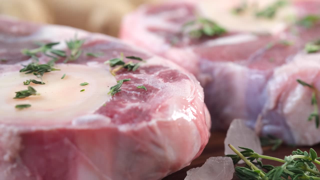 cola de buey cruda lista para cocinar