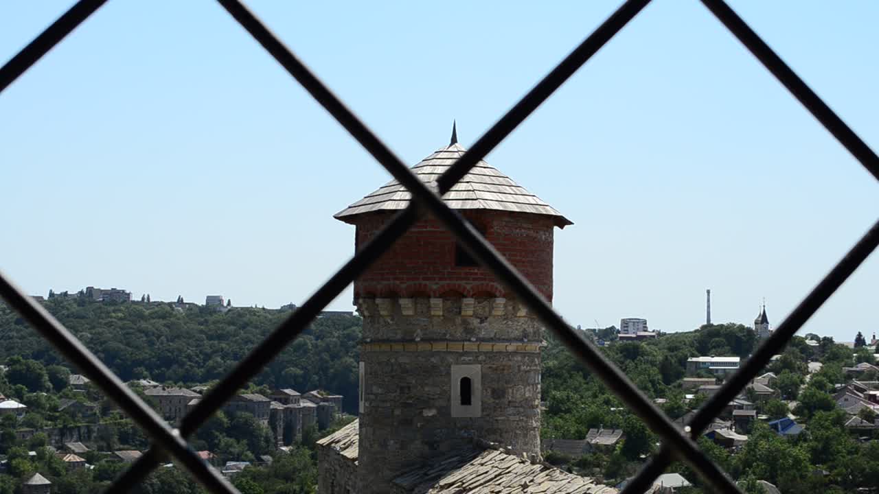 Pencereden kale manzarası, kafes. Kamenetz-Podolsk kalesi, Ukrayna