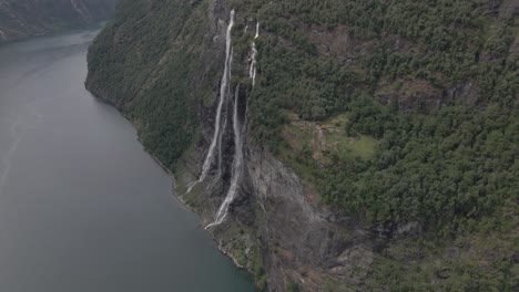 Vista-Aérea-De-La-Cascada-De-Siete-Hermanas-En-El-Fiordo-De-Geiranger,-Noruega