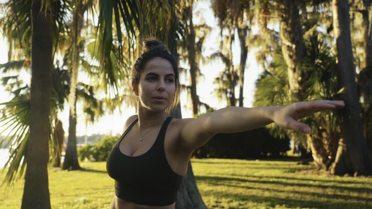 hermoso joven adulto despertándose para una sesión de yoga al aire libre temprano en la mañana
