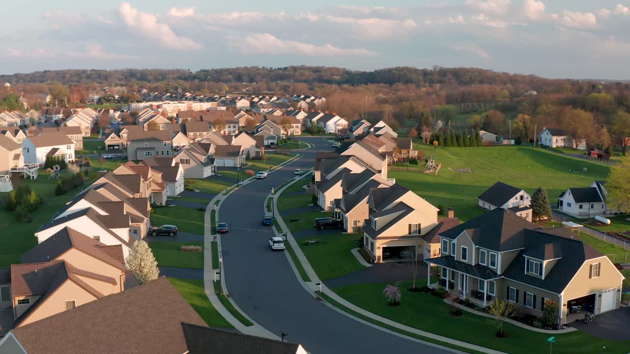 Vue aérienne d'un grand lotissement résidentiel aux États-Unis, en bordure d'une ferme et de terres agricoles.