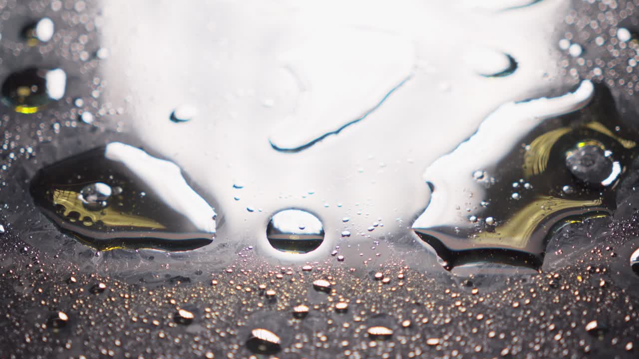 유체 표면에 있는 기름진, 알려지지 않은 화학물질, 오염된 물, 느린 동작