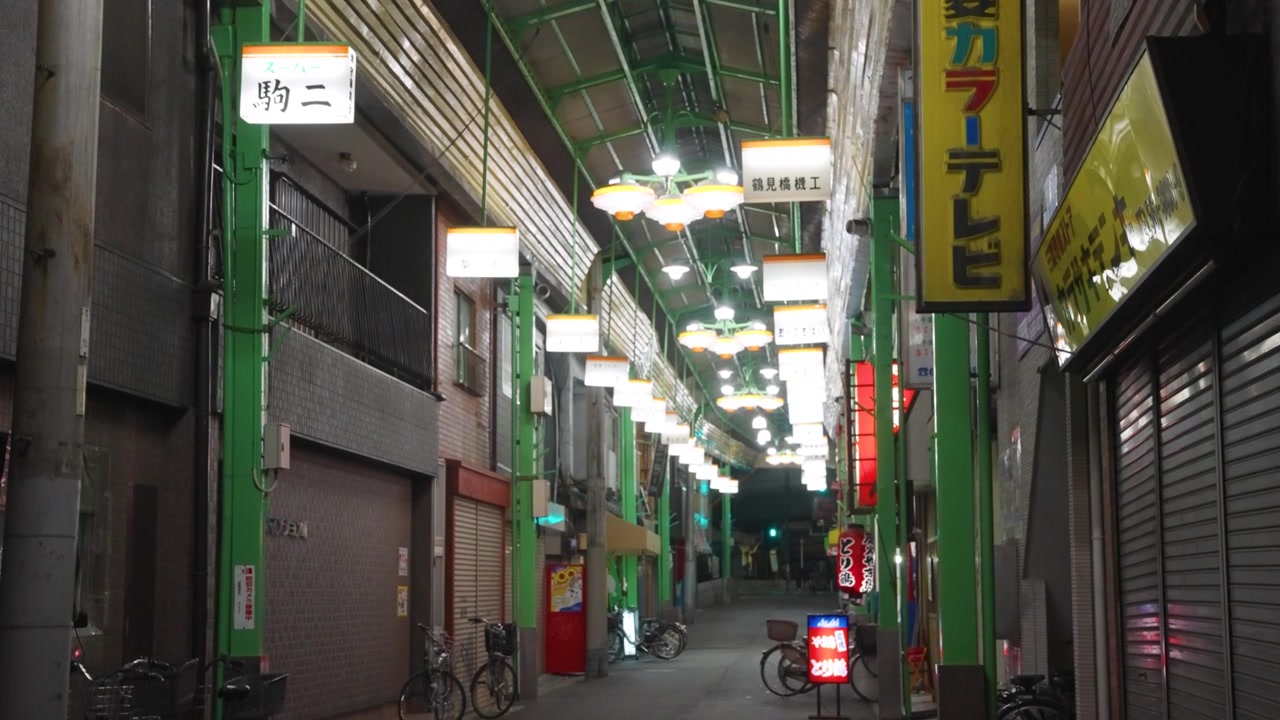 Gammel Shotengai-arkade i Nishinari, Japan, natbillede med vinduer med skodder