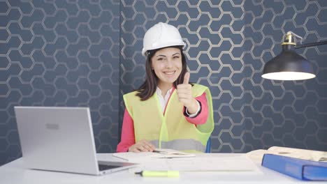 la ingeniera presenta el proyecto.