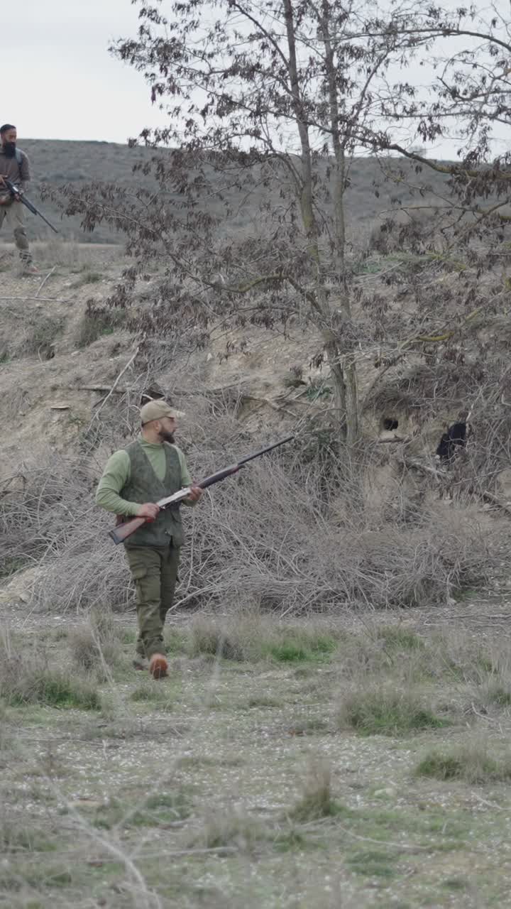 Cazadores en un paisaje rural