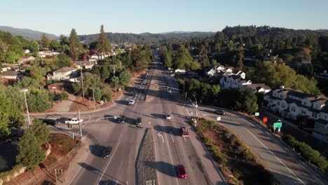 Tráfico-Por-Carretera-Del-Norte-De-California-En-Un-Hermoso-Paisaje