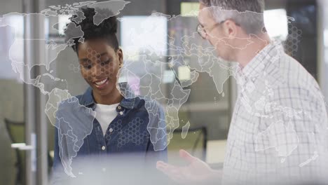animación del mapa del mundo y procesamiento de datos sobre diversas personas de negocios
