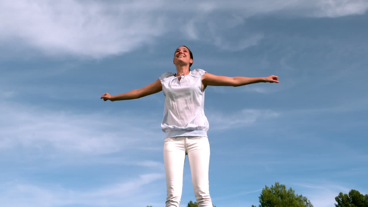 mujer saltando en un trampolin