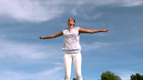 mujer saltando en un trampolin