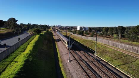 Eine-Nahaufnahme-Des-Gautrains,-Der-Auf-Dem-Weg-Zum-Internationalen-Flughafen-Or-Tambo-Vorbeifährt