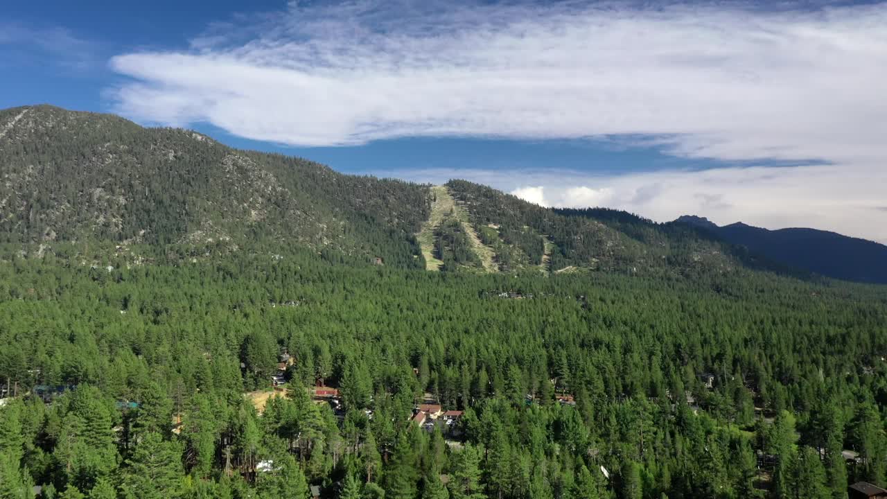 volar sobre densos bosques de pinos y montañas en el sur del lago tahoe, california, ee.uu.