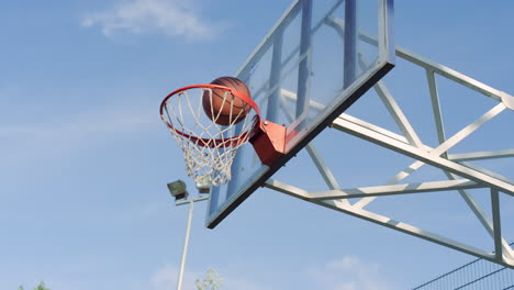 Nahaufnahme-Eines-Afrikanischen-Basketballsportlers,-Der-Auf-Dem-Sportplatz-Einen-Slam-Dunk-Macht.