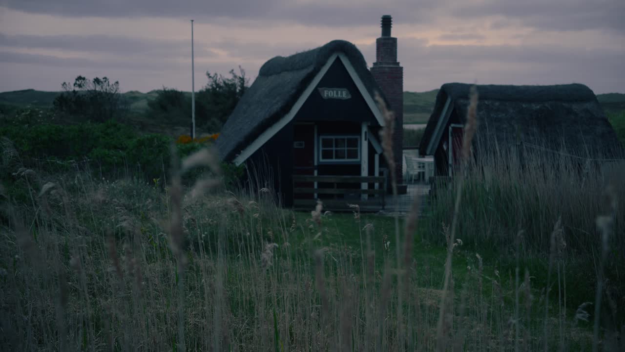 Kleines Ferienhaus bei dunklem, kühlem und windigem Wetter
