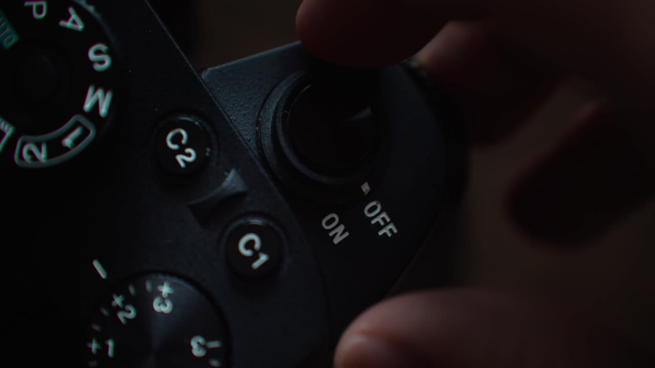 primer plano estático del dedo encendiendo la cámara